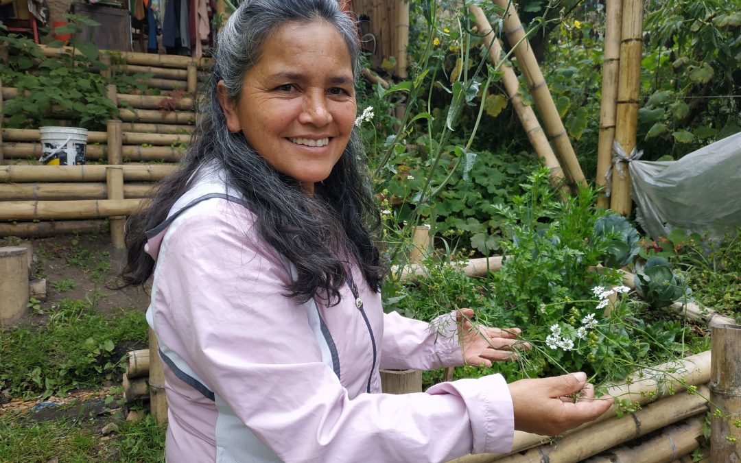 Una mujer que mantiene vivas sus raíces campesinas en las montañas de Usaquén